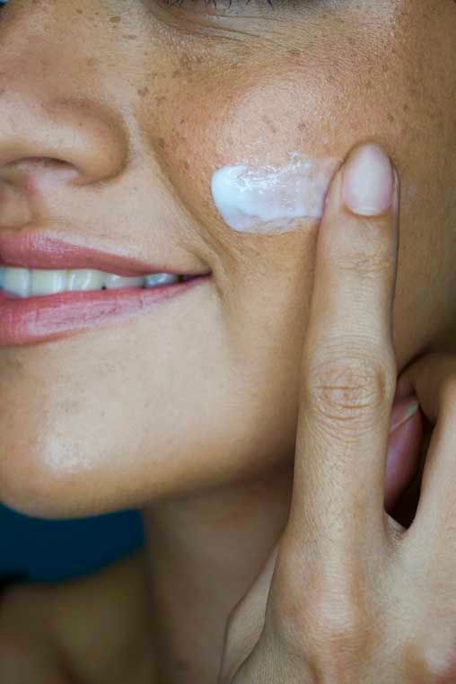 Detalles sensoriales de crema sobre piel